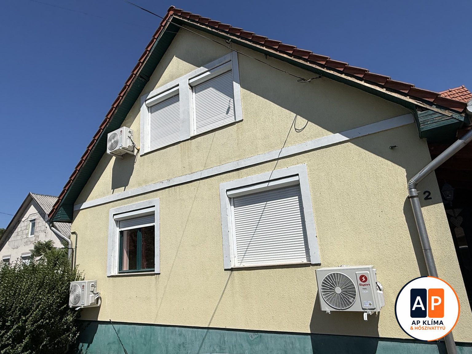 Három klíma kültéri egység felszerelve egy családi ház homlokzatára