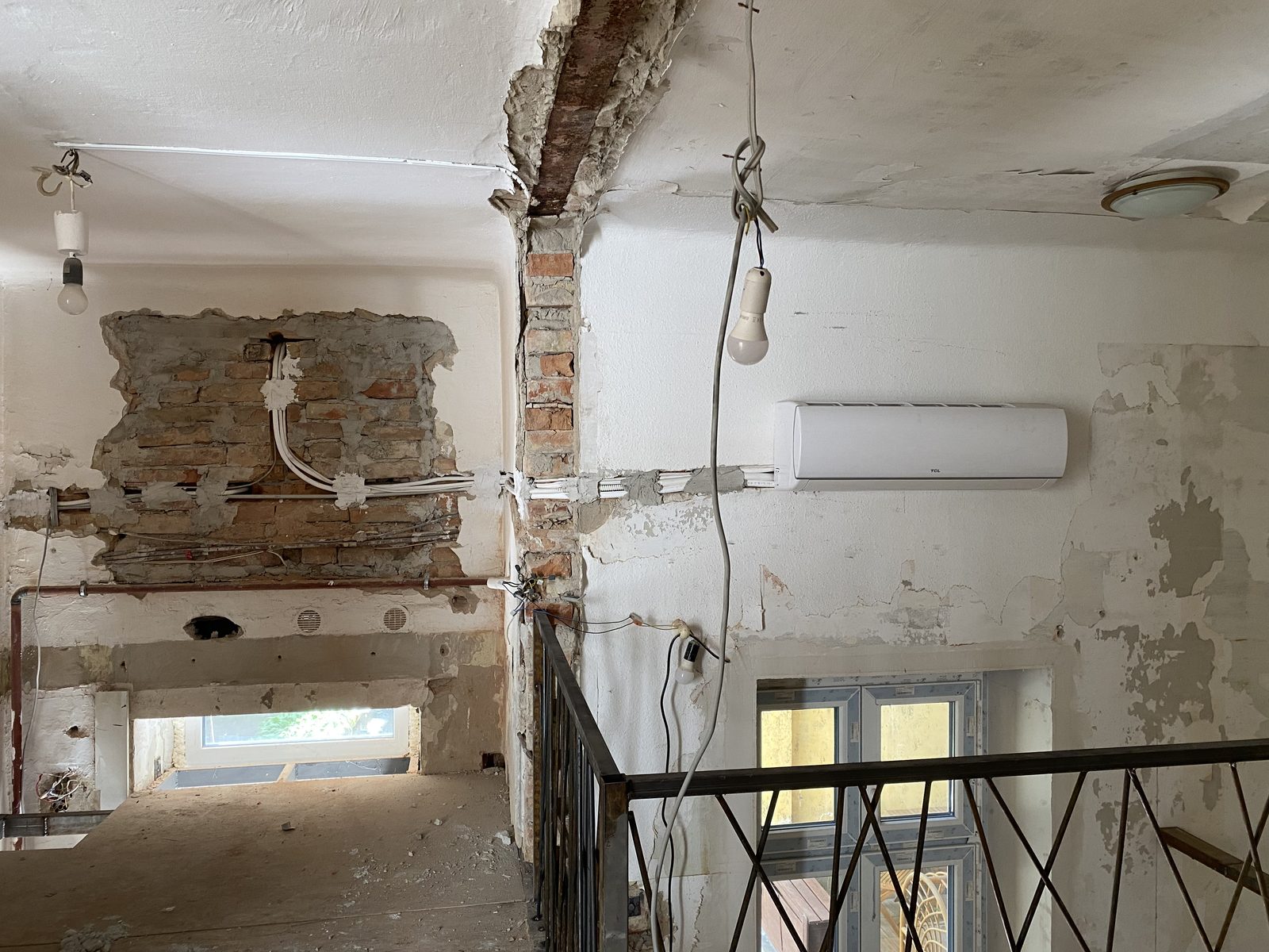 Klíma beltéri egység felszerelve egy felújítás alatt álló épület falára